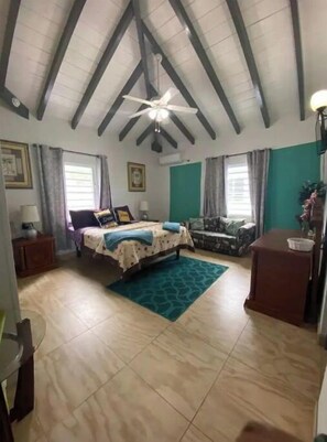 2 Schlafzimmer, Schreibtisch, Bügeleisen/Bügelbrett, Reisekinderbett