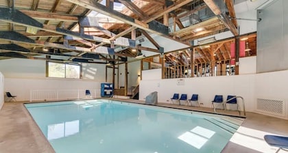 Lovely two bedroom condo, central Stowe location.