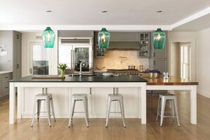 Fridge, microwave, oven, stovetop - Gorgeous Luxury Home, Panoramic Mountain View! (Stowe)