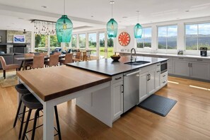 Fridge, microwave, oven, stovetop - Gorgeous Luxury Home, Panoramic Mountain View! (Stowe)