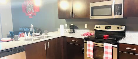 Kühlschrank, Mikrowelle, Ofen, Herdplatte