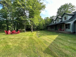 Terrace/patio - Peaceful SPIRE GOTL Wine Country Beaches (Geneva)
