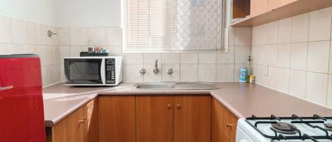 Køleskab, mikrobølgeovn, ovn, kogeplade