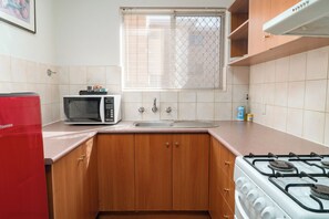 Frigorífico, microondas, horno y placa de cocina