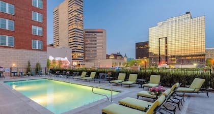 Quiet King Size with City Views