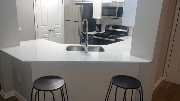 冷蔵庫、電子レンジ、オーブン、コンロ