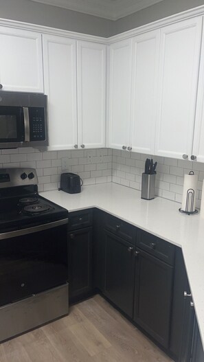 Fridge, microwave, oven, stovetop - Hidden gem in the heart of Atlanta  (Atlanta)