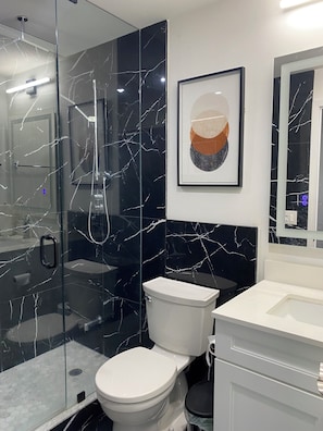 Douche, sèche-cheveux, serviettes fournies, savon