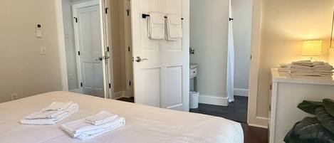 1 habitación, tabla de planchar con plancha, cuna de viaje y wifi