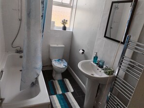 Ensemble douche/baignoire, sèche-cheveux, serviettes fournies