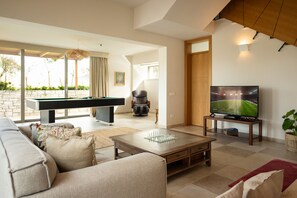 Fernseher, Kamin, Stereoanlage