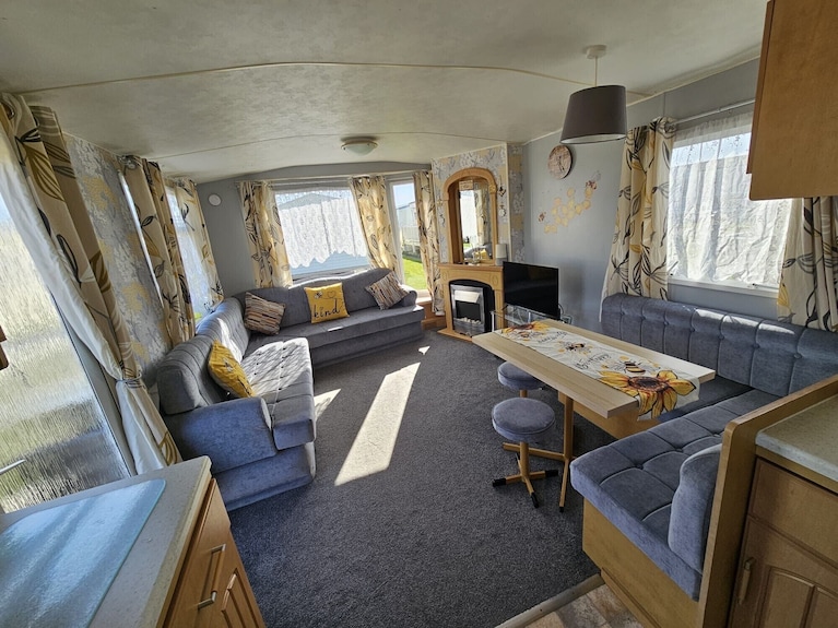 Ingoldmells - Caravan- Sleeps 8 - Seaside - Wi-fi - Lincolnshire