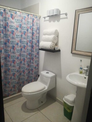Shower, towels, toilet paper - Departamento con Asadores, Cerca del Acuario (Mazatlán)