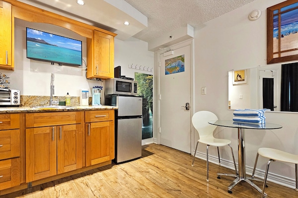 Kühlschrank, Mikrowelle, Herdplatte, Wasserkocher mit Kaffee-/Teezubehör