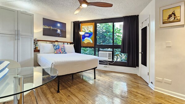 Desk, iron/ironing board, free WiFi, bed sheets - Our comfortable suite at the Waikiki Grand Hotel® (Honolulu)