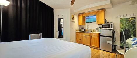 Escritorio, tabla de planchar con plancha, wifi gratis y ropa de cama