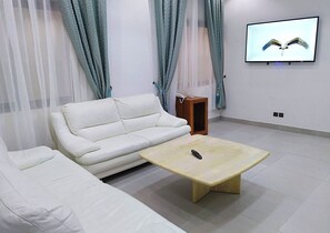 Apartemen Comfort | Area keluarga | TV layar datar