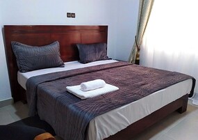 Minibar, muebles diferentes, escritorio y sistema de insonorizaciĂłn