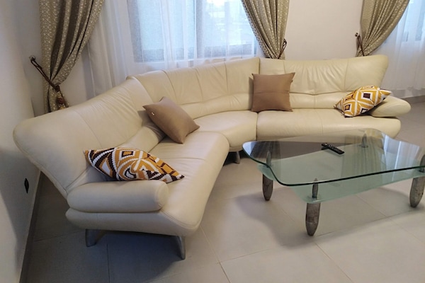 Comfort Apartment | Ruang tamu | TV skrin rata