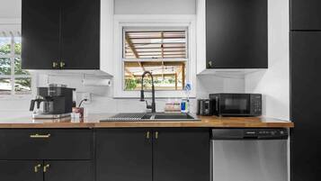 Køleskab, mikrobølgeovn, ovn, kogeplade