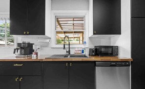 Fridge, microwave, oven, stovetop - 3BDR+Central+PetsOK+Yard+BBQ+LamarPark (Corpus Christi)