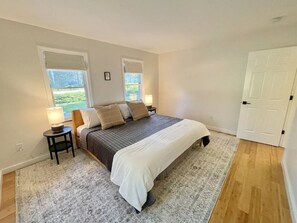 4 chambres, bureau, fer et planche à repasser, lit parapluie