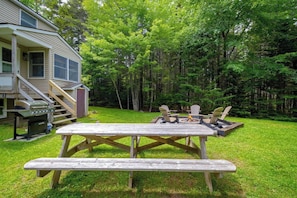 Outdoor dining - Quiet Family & Pet Friendly Home! [Owls Nest] (Tremont)