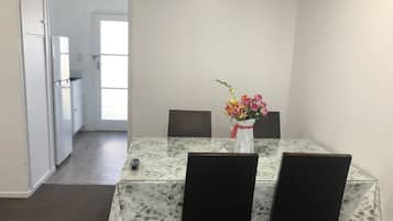 Maison en rangée Deluxe, 2 chambres | Aire de séjour | Téléviseur connecté de 55 po avec télévision numérique