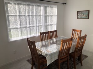 Casa geminada clássica, 3 quartos | Cozinha privada | Fogão, cooktop, chaleira elétrica, torradeira