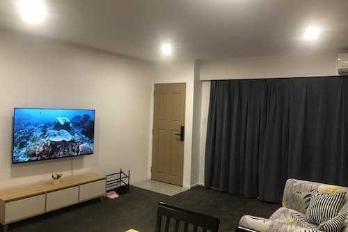 (Unit 2) Deluxe Townhome, 2 Bedrooms | Living area