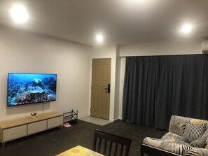 (Unit 2) Deluxe Townhome, 2 Bedrooms | Living area | 55-inch Smart TV with digital channels - Ali Motel (Auckland)