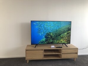 Casa geminada clássica, 3 quartos | Área de estar | Smart TV 55 polegadas com canais digitais