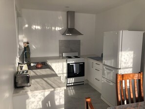 Casa geminada clássica, 3 quartos | Cozinha privada | Fogão, cooktop, chaleira elétrica, torradeira