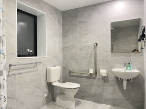 (Unit 3) Deluxe Townhome, 1 Bedroom | Bathroom | Shower, free toiletries, hair dryer, slippers - Ali Motel (Auckland)