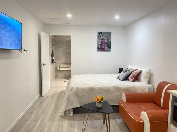 (Unit 3) Deluxe Townhome, 1 Bedroom | Premium bedding, individually decorated, laptop workspace, free WiFi - Ali Motel (Auckland)