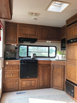 Kühlschrank, Mikrowelle, Ofen, Herdplatte