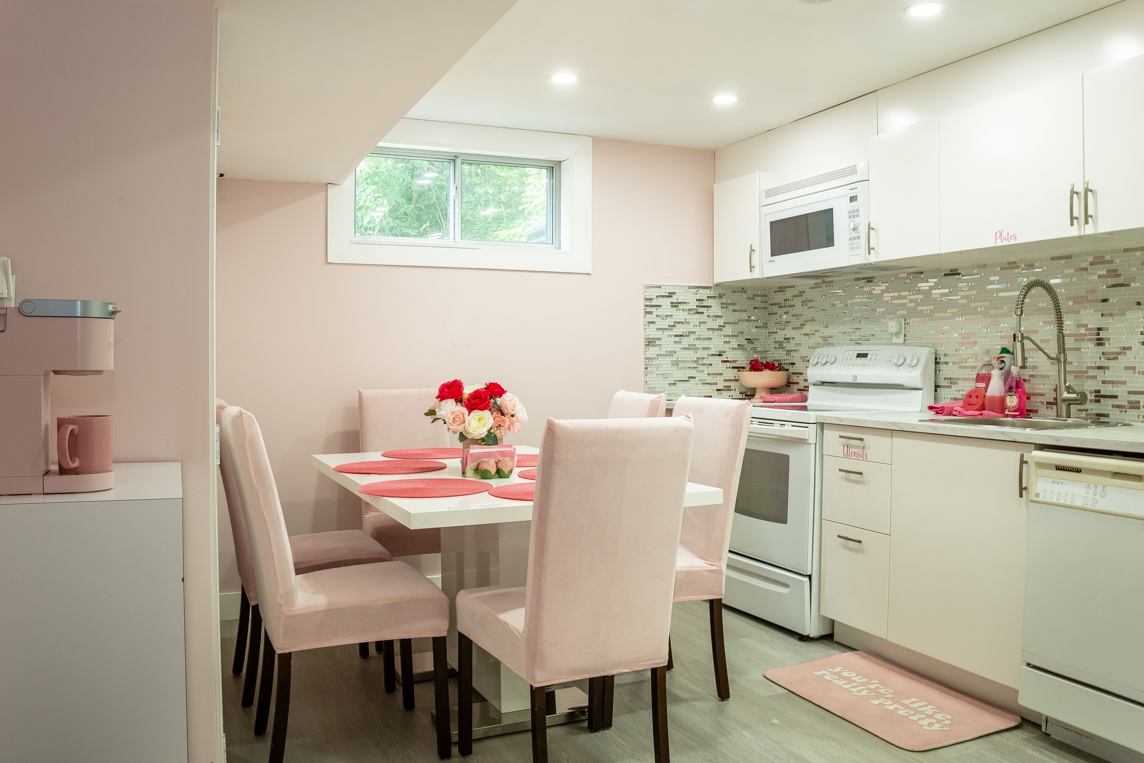 Kühlschrank, Mikrowelle, Herdplatte, Geschirrspüler