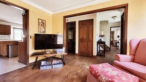 Una Smart TV, un reproductor de DVD, una videoteca