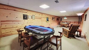 Game room - Entire 5 Bedroom Home in Golf Community - 12 Beds - ASK ABOUT DISCOUNT (Fort Wayne)