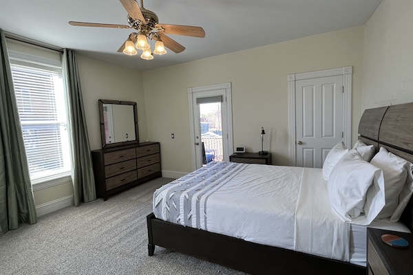 Large Master Bedoom(Queen Bed)