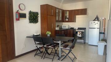 Comfort appartement | Privékeuken | Een koelkast/vriezer, een magnetron, een kookplaat, een vaatwasser