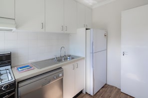 Réfrigérateur, four à micro-ondes, un four, surface de cuisson