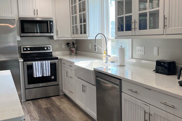 Een koelkast, een microgolfoven, een oven, een kookplaat