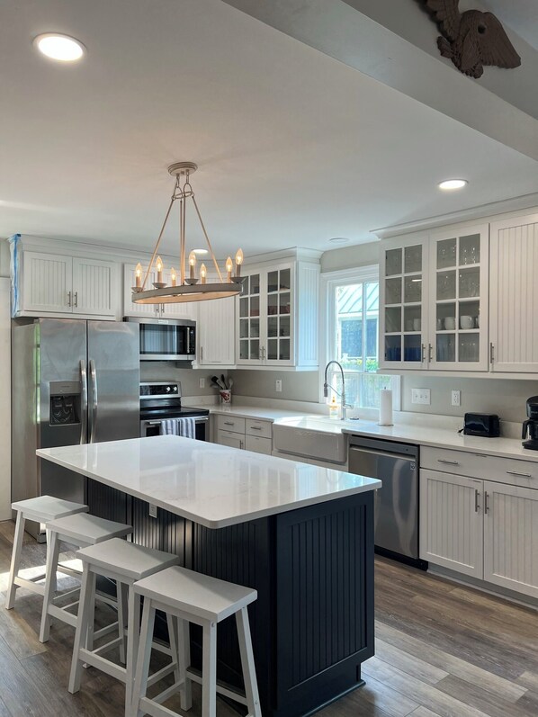 Kylskåp, mikrovågsugn, ugn och spishäll