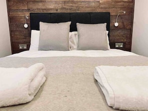 3 bedrooms, iron/ironing board, travel crib, free WiFi - The Dunes, Lytham St Annes - stunning coastal getaway!! (Lytham St Annes)