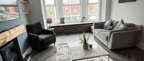 Smart-tv, eldstad och böcker