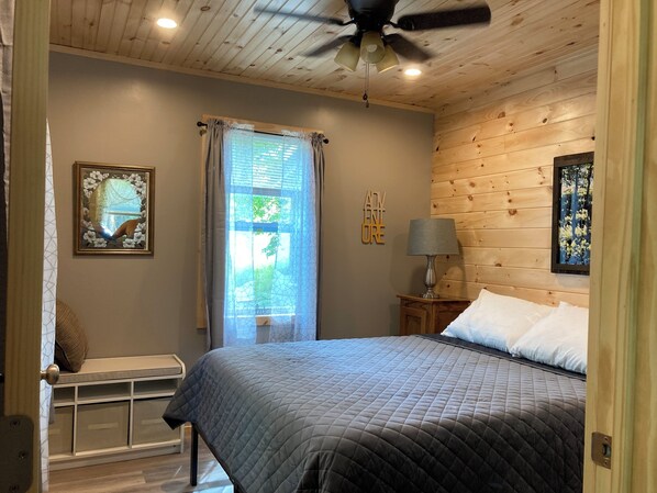 2 habitaciones, escritorio y tabla de planchar con plancha 