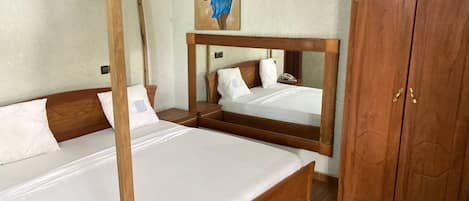 Chambre Confort | 1 chambre, ameublement unique, bureau, systĂšme dâinsonorisation