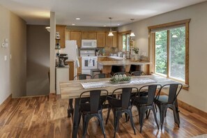 Fridge, microwave, oven, stovetop - Private Escape on Fishermans Way (Merrifield)