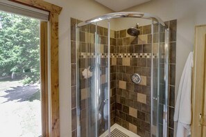 Bathtub, towels - Private Escape on Fishermans Way (Merrifield)